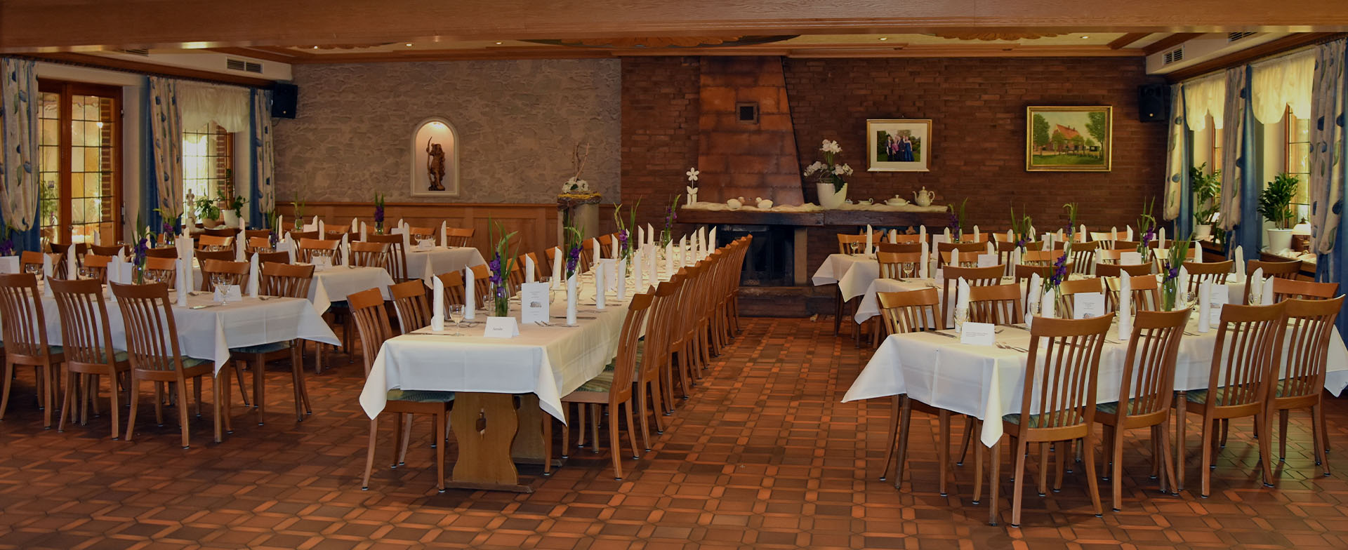 Besteck auf Tisch im Restaurant Besteck auf Tisch im Restaurant